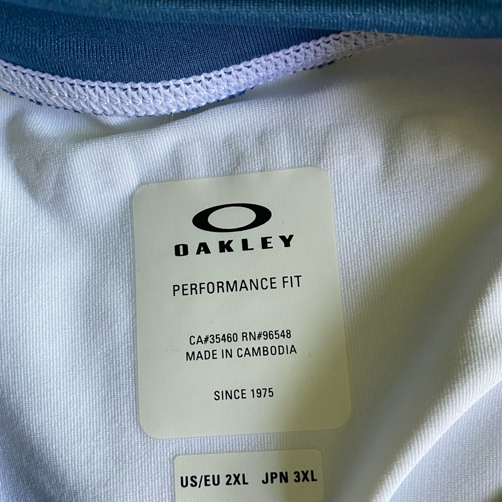 Oakley - Picture 3 of 3